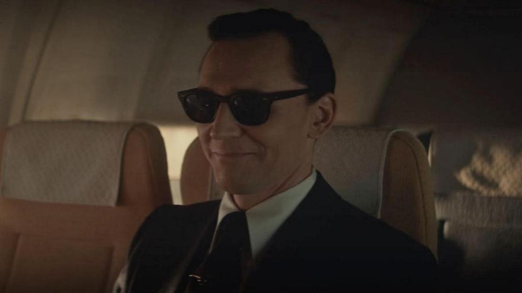 Loki como D.B. Cooper en el primer episodio de la serie.