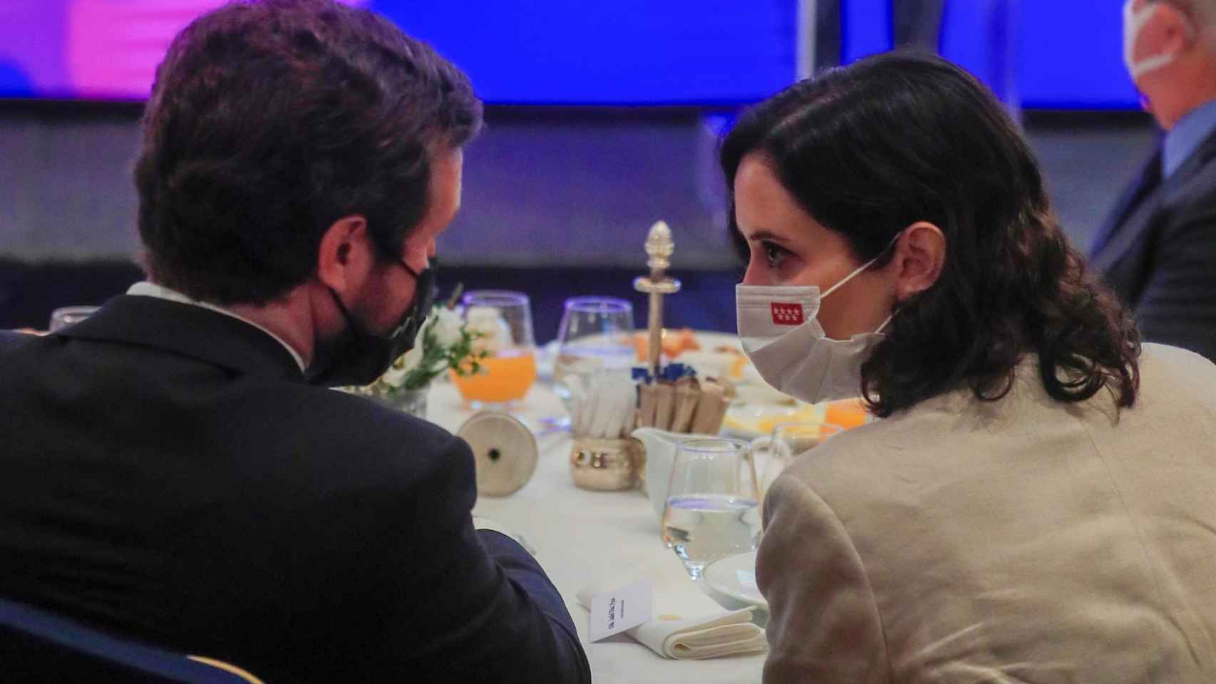 Pablo Casado e Isabel Díaz Ayuso en el desayuno informativo.
