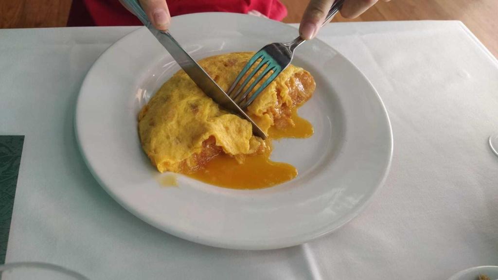 Media tortilla de patatas al estilo Betanzos del restaurante La Penela.