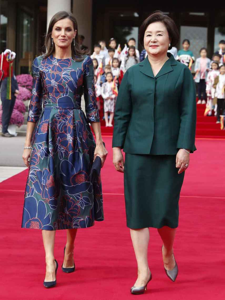 La esposa del presidente de Corea del Sur junto a la reina de España en Seúl.