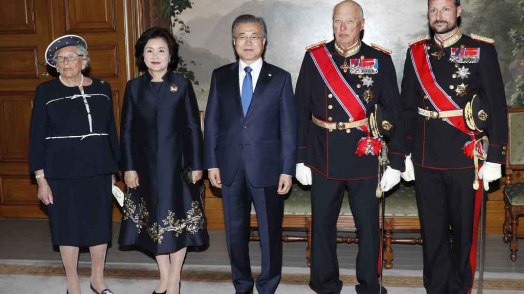 El presidente de Corea del Sur, Moon Jae-in junto a su esposa, Kim Jung-sook.