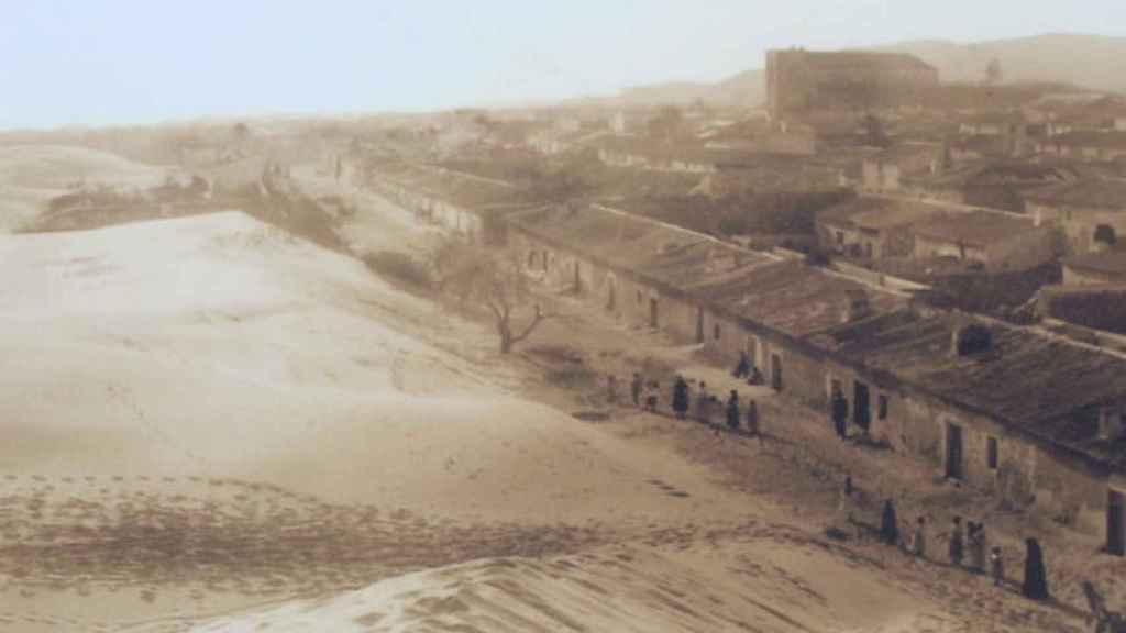Dunas a punto de engullir el pequeño pueblo alicantino a principios del siglo XX.