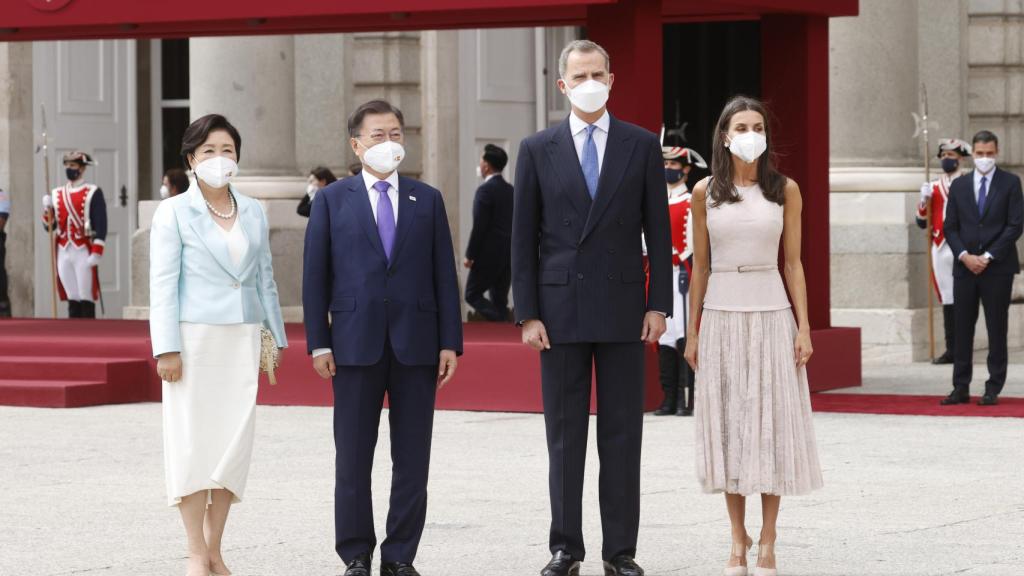 Los reyes de España junto al presidente de Corea del Sur, Moon Jae-in, y su esposa Kim Jung-sook a su llegada a España este martes.