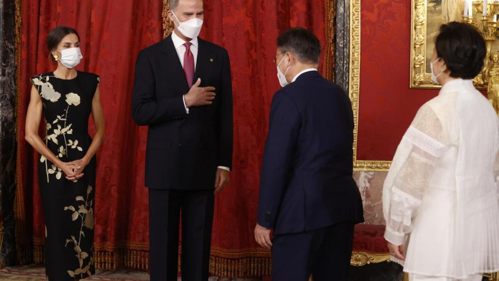 Los reyes de España saludando al presidente de Corea del Sur, Moon Jae-in, y su esposa Kim Jung-sook a su llegada a palacio.