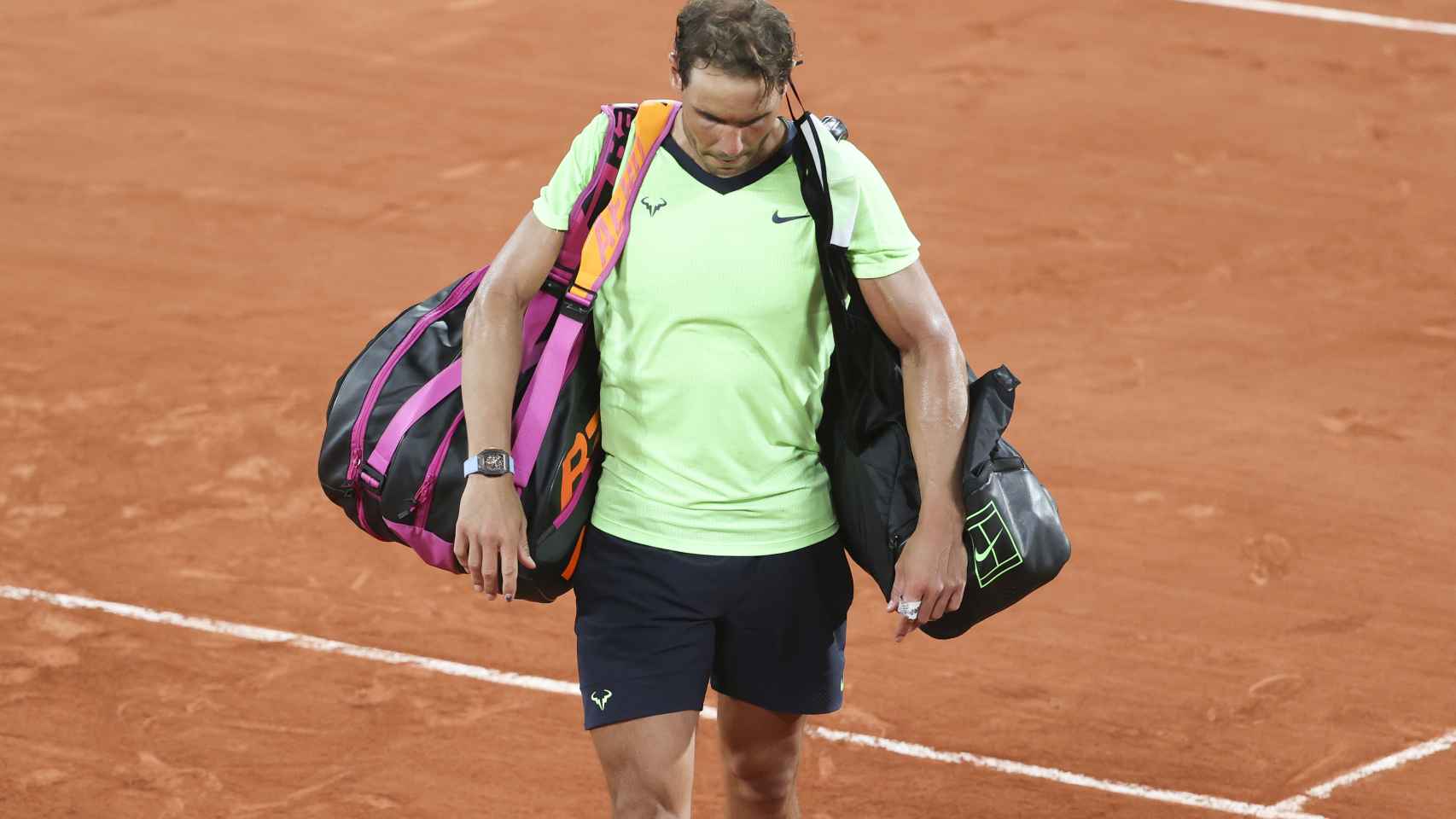 Rafa Nadal, abandonando la pista tras caer en Roland Garros