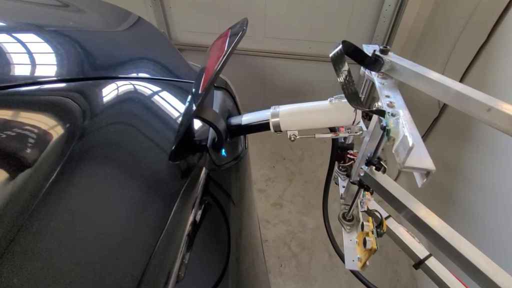 Robot cargando el Tesla de Pat Larson.