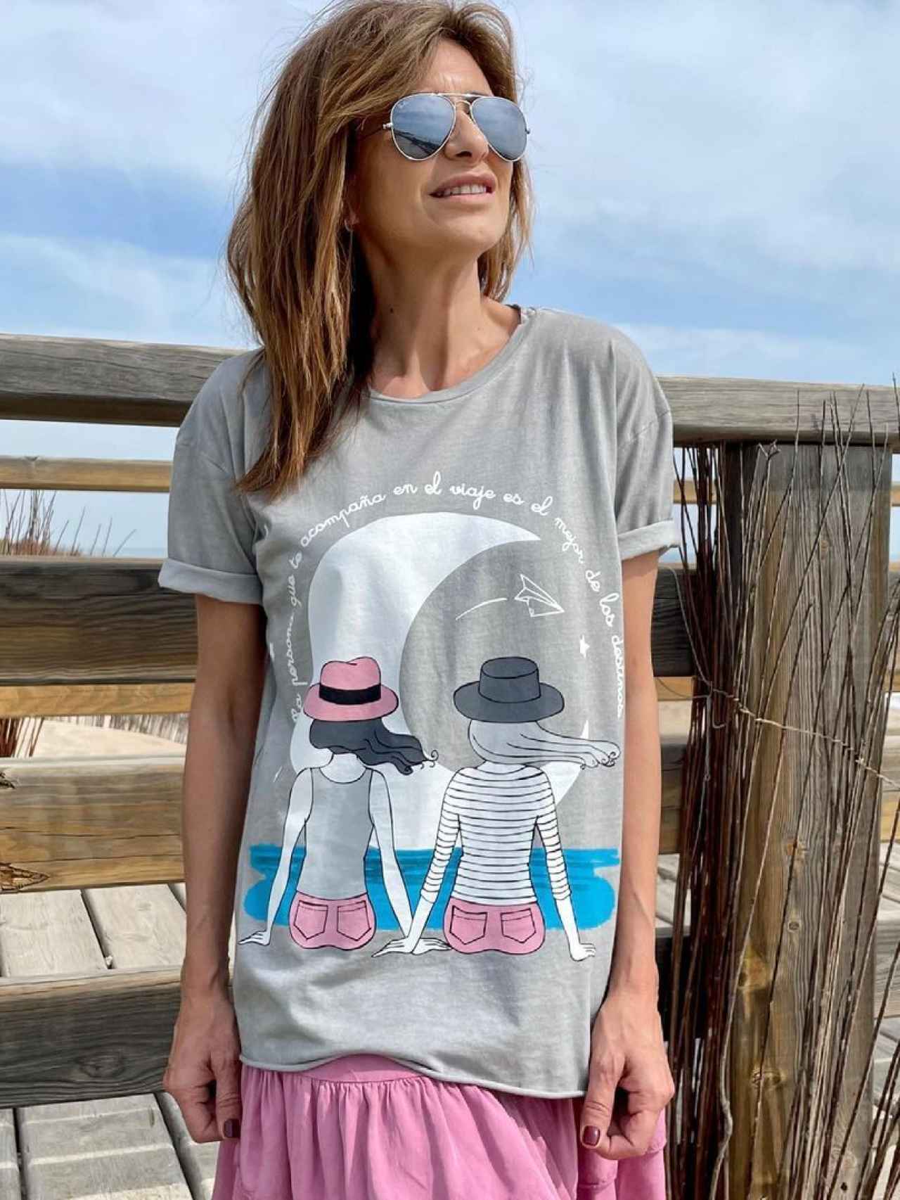Gema López con la camiseta que ella misma ha diseñado.