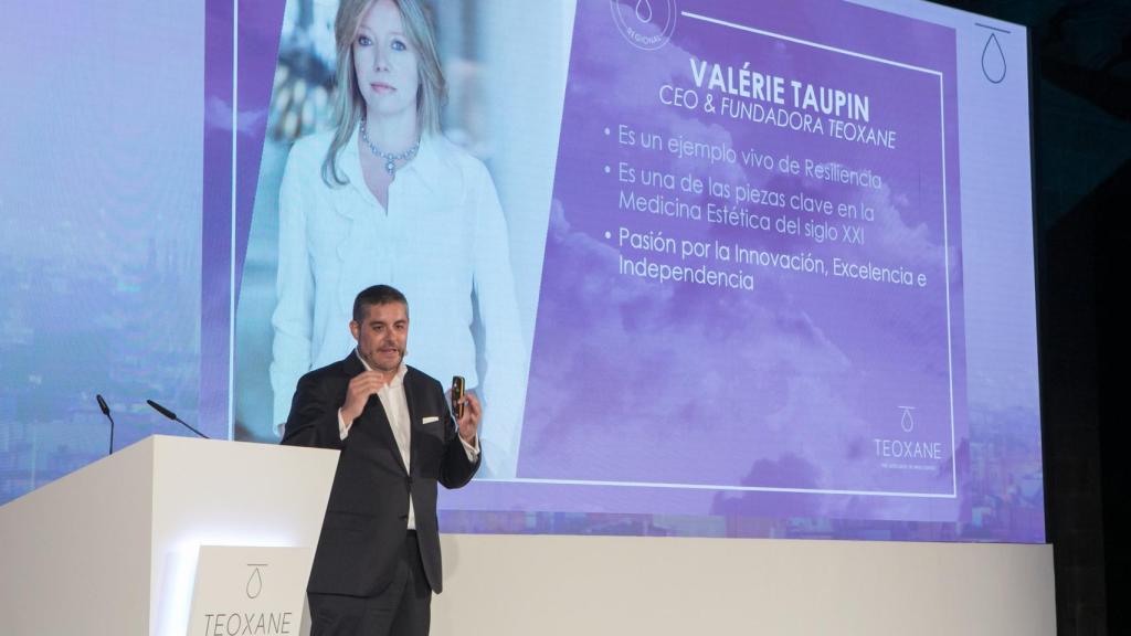 David Fernández, consejero delegado (CEO) de Teoxane Ibérica, en un acto con la imagen de Valerie Taupin