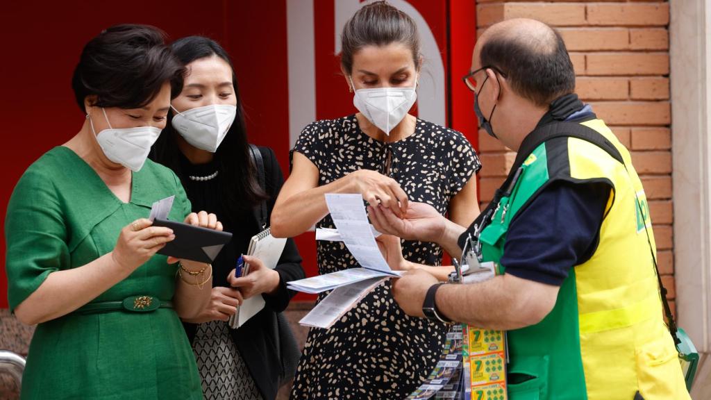 La reina Letizia junto a la primera dama de Corea del Sur, Kim Jung-sook, comprando un cupón de la ONCE.