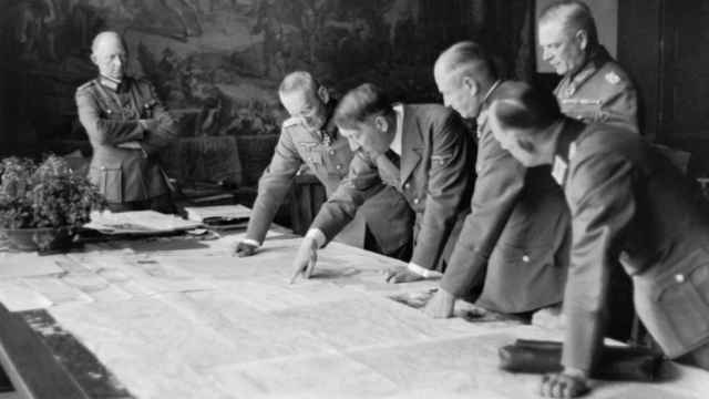 Hitler y su séquito en julio de 1940, durante una reunión en su residencia alpina de Berghof.
