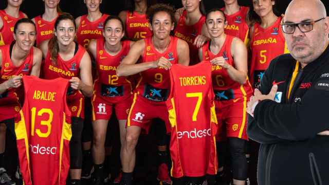 Lucas Mondelo y las jugadoras de la selección española de baloncesto para el Eurobasket 2021