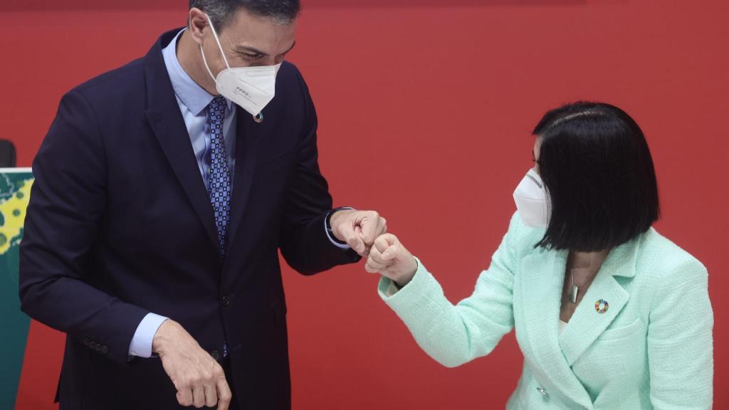 Pedro Sánchez y Carolina Darias, ministra de Sanidad.