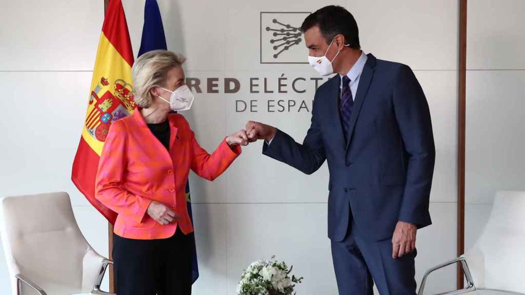 Ursula von der Leyen saluda a Pedro Sánchez durante su visita a Madrid de este miércoles