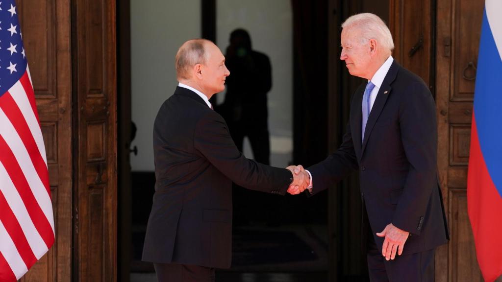 Saludo entre Putin y Biden durante una cumbre