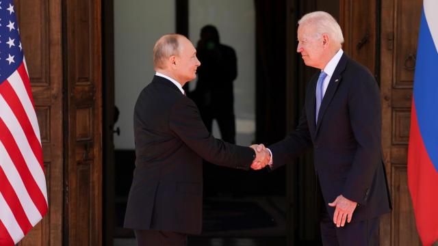 Biden y Putin, a la llegada a la cumbre.