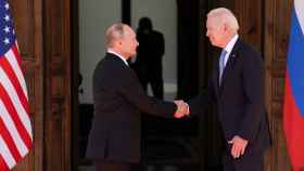 Biden y Putin, a la llegada a la cumbre.
