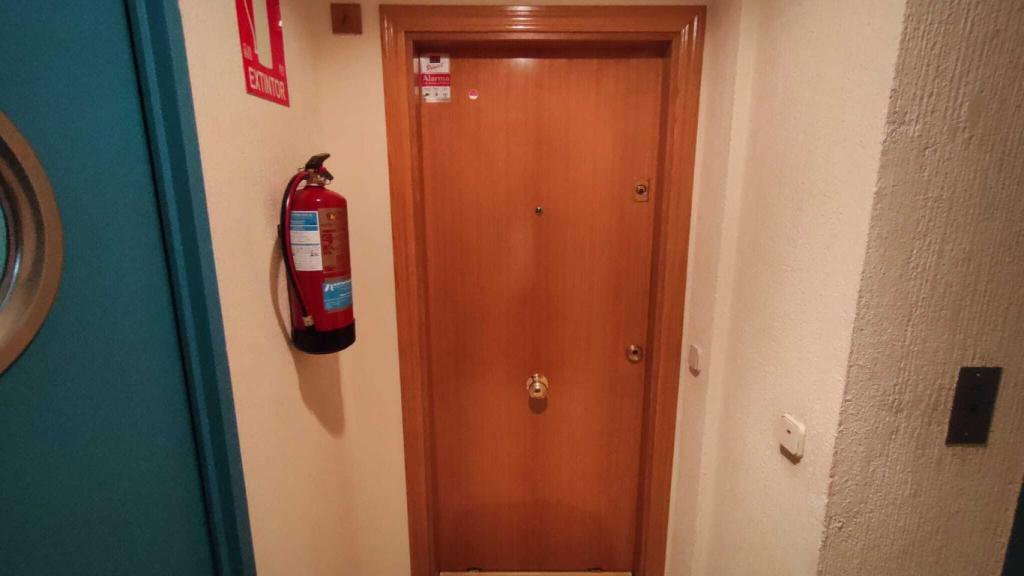 Puerta del domicilio donde fue asesinada Consuelo Martínez este martes en Madrid.