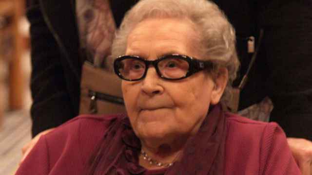 Neus Català, superviviente de los campos de concentración, homenajeada a sus 100 años en el Ayuntamiento de Barcelona.