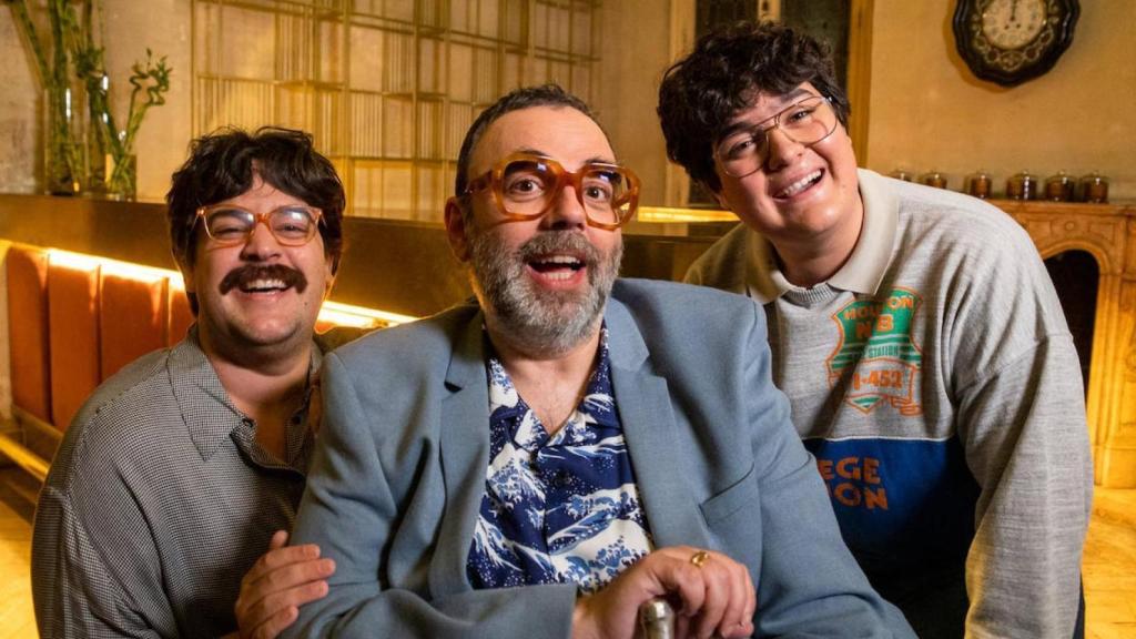 Bob Pop junto a los actores que le interpretan en la serie.