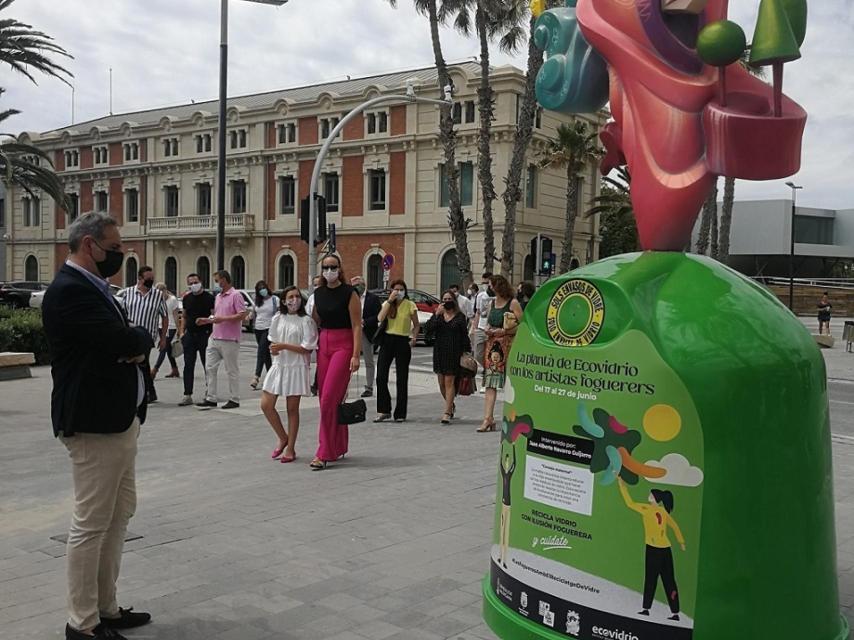 Manuel Jiménez observa el trabajo de Juan Alberto Navarro sobre la madre naturaleza.