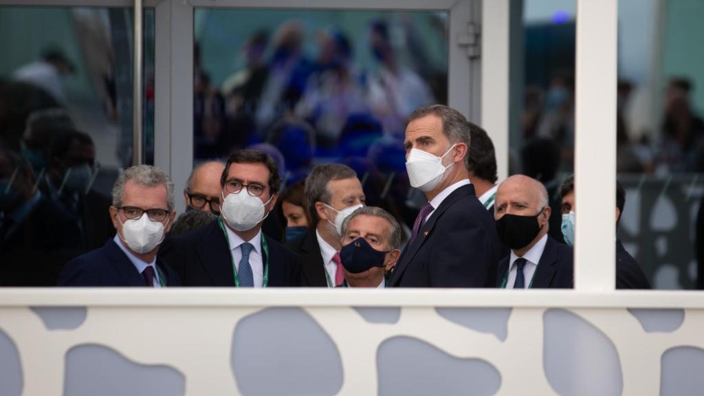 El Rey Felipe VI, junto al presidente de la CEOE, Antonio Garamendi, en la cena inaugural de la XXXVI reunión anual del Cercle D'Economía.