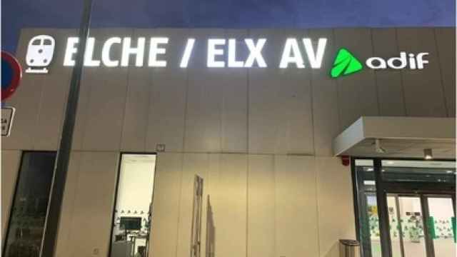 4.750 euros: el cambio al  valenciano de la rotulación de la estación del AVE de Elche