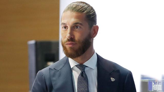 Sergio Ramos, junto a los trofeos de la 'Orejona' que ha ganado en el Real Madrid