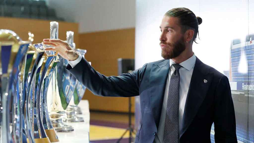 Sergio Ramos, junto a los trofeos de la 'Orejona' que ha ganado en el Real Madrid