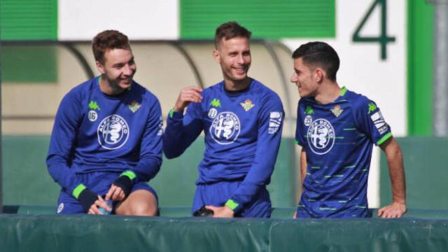 Loren y Canales junto a Julio Alonso en un entrenamiento del Betis. Foto: Real Betis