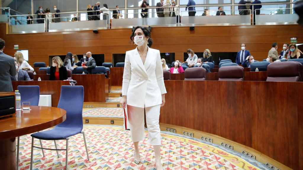 Isabel Díaz Ayuso antes de afrontar su discurso de investidura en la Asamblea de Madrid.