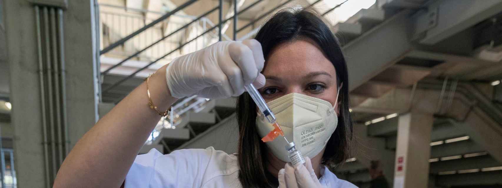 Una enfermera del Servicio Murciano de Salud prepara jeringuillas con dosis de la vacuna contra el Covid-19.