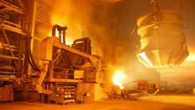 Proceso industrial de altos hornos.