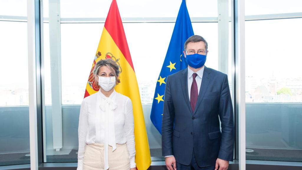 La vicepresidenta Yolanda Díaz, durante su reunión en abril con el vicepresidente de Economía de la Comisión, Valdis Dombrovskis