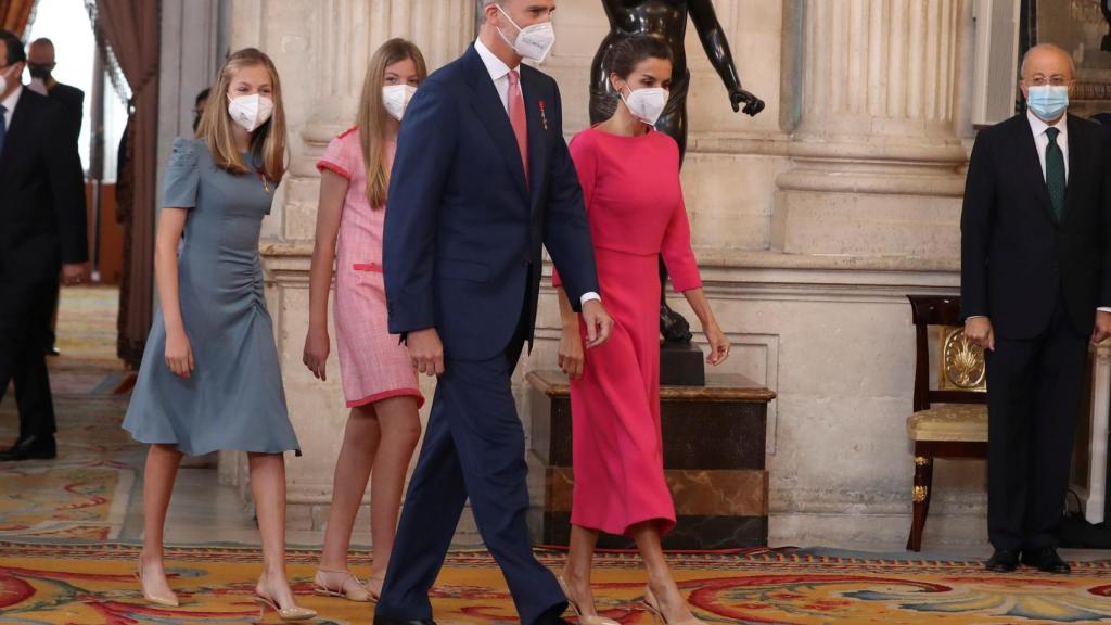 La reina ha combinado el diseño de Moisés Nieto con salones de Prada.