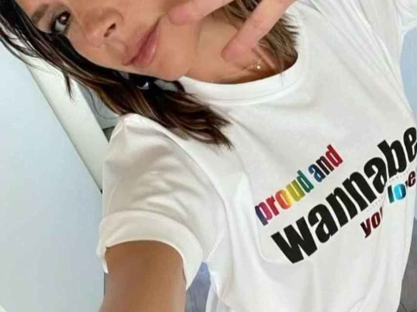 Victoria Beckham ha creado por tercer año consecutivo una colección cápsula de camisetas con motivo del Orgullo.