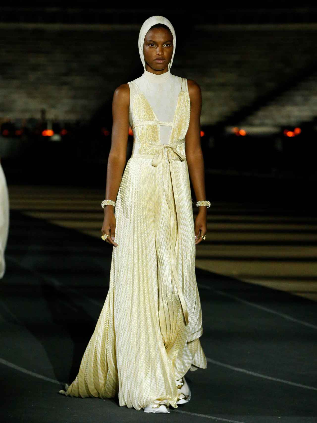 El blanco y el beige han sido los colores protagonistas en la nueva colección de Dior.