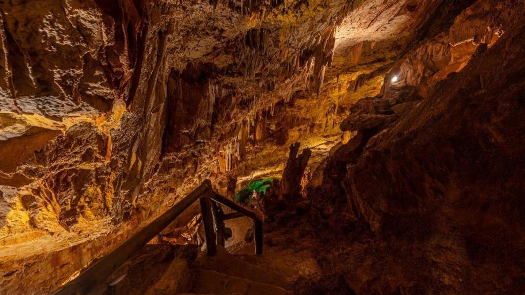 La cueva de Canelobre está en el Tossal del Llop.