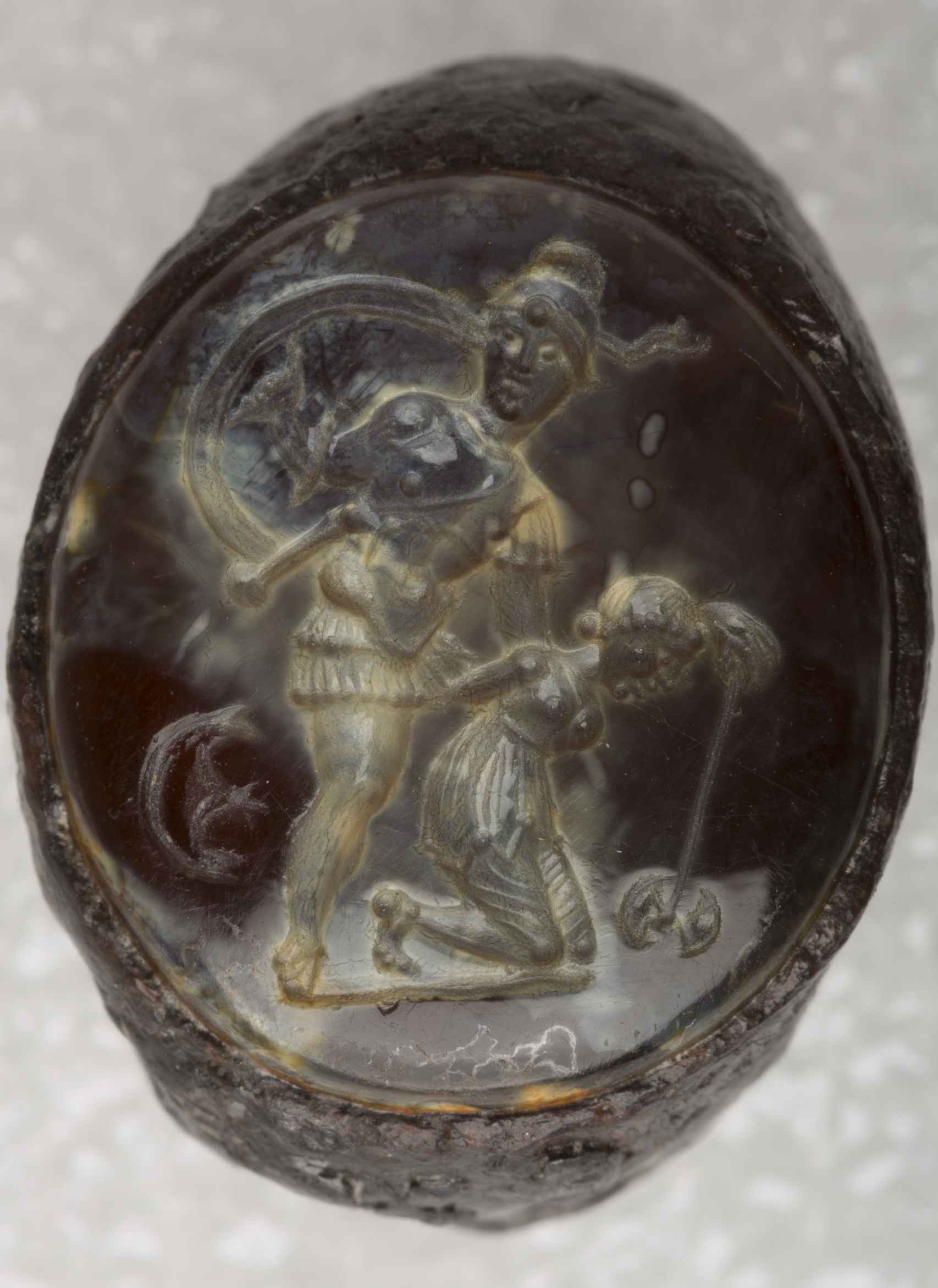 El anillo con gema semipreciosa y la escena de Aquiles con Pentesilea.