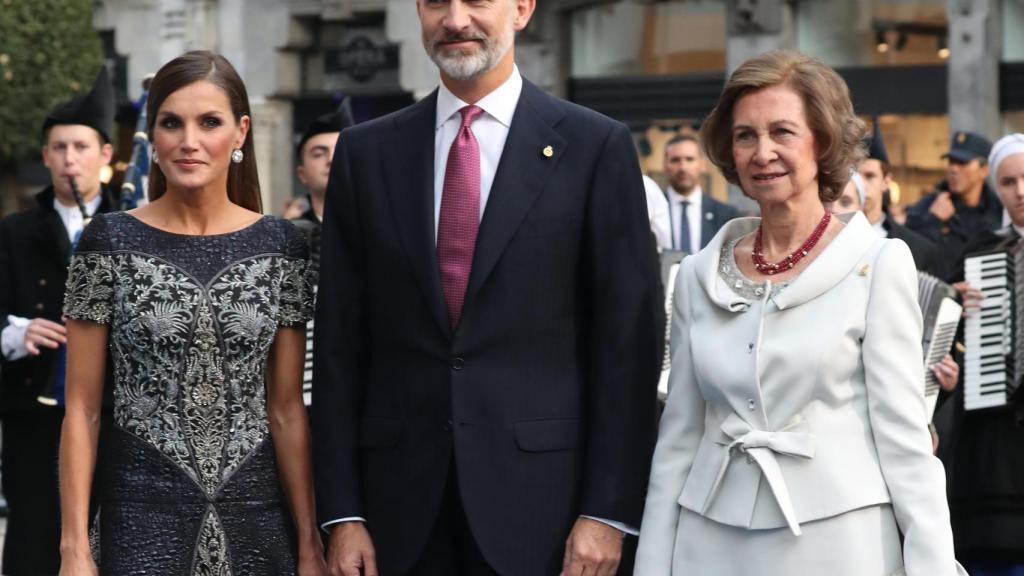 Los Reyes junto a la emérita Sofía en los Princesa de Asturias.