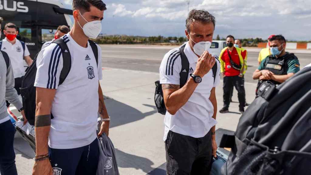 Álvaro Morata y Luis Enrique en el traslado de la Selección a Sevilla