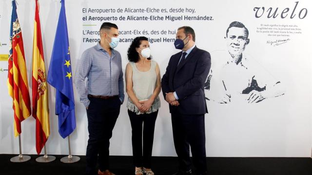 Ábalos, junto a la nuera y el nieto de Miguel Hernández, este viernes.