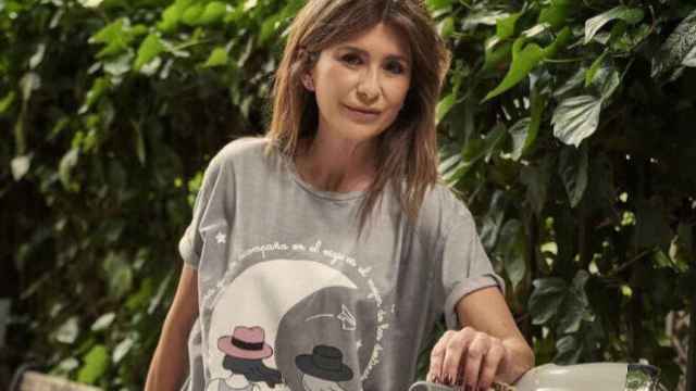 Gema López con la camiseta que ha diseñado.