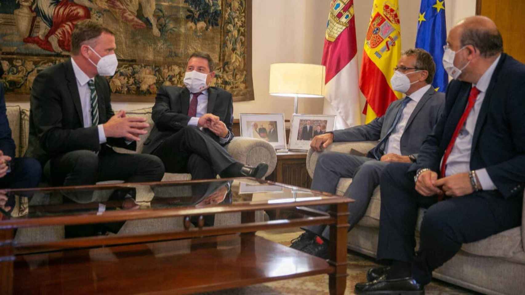 El presidente de Castilla-La Mancha, Emiliano García-Page, y el vicepresidente, José Luis Martínez Guijarro, reunidos este jueves con responsables de la empresa Mahle