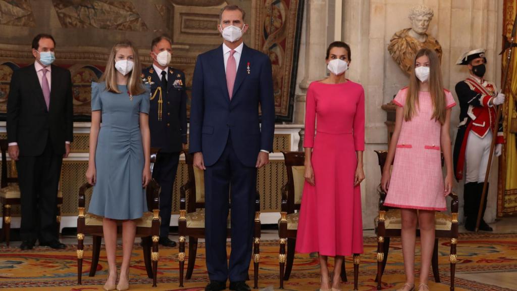 Los Reyes y sus hijas durante el acto de imposición de condecoraciones de la Orden del Mérito Civil.