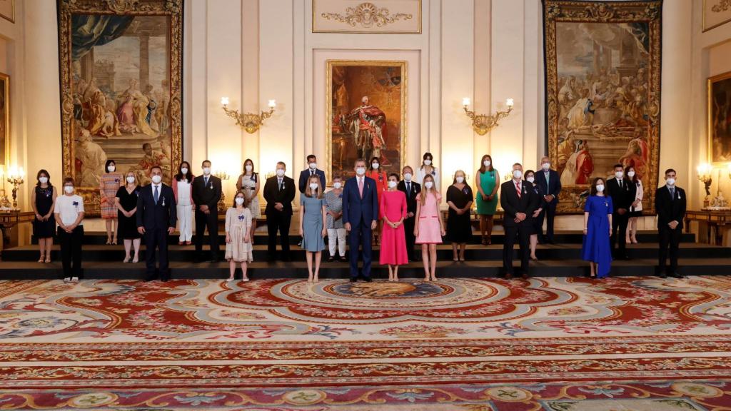 Los Reyes y sus hijas junto a los galardonados con las condecoraciones de la Orden del Mérito Civil.