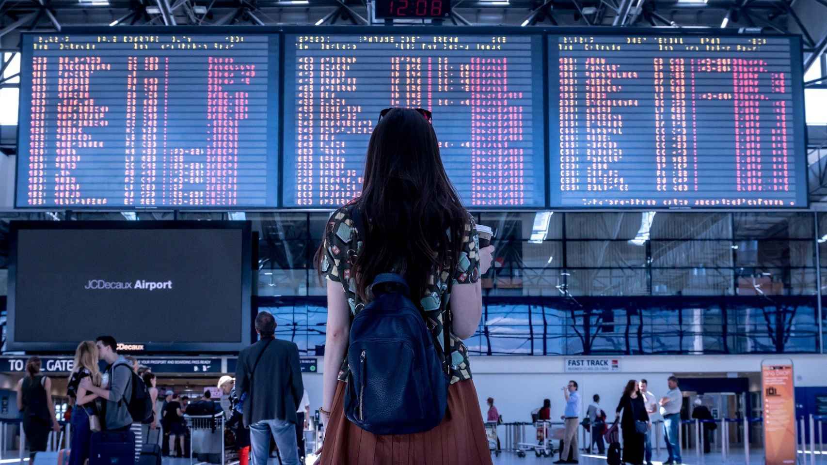 Una turista, frente al panel de destinos de un aeropuerto. FOTO: Pixabay.