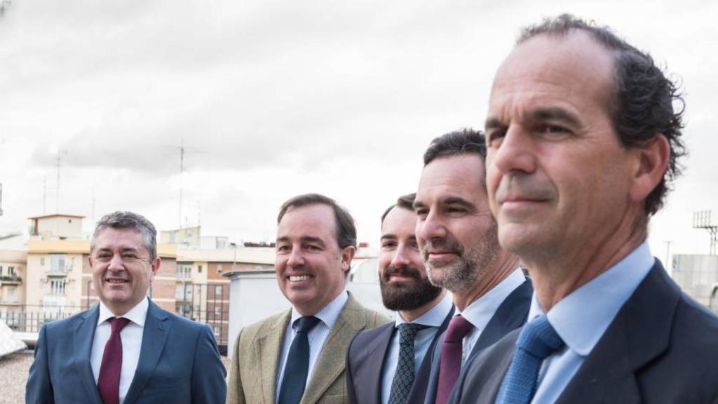 El equipo de La Muza cuando se registró la gestora, con Estanislao y Luis Urquijo en primer y segundo plano.