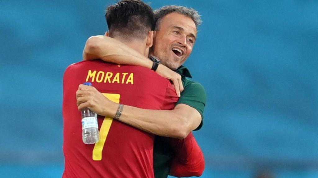 Álvaro Morata celebra con Luis Enrique su gol a Polonia