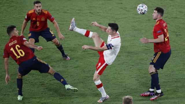 España pelea un balón en el centro del campo