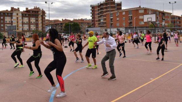 Emilio Sáez en la masteclass de zumba organizada por AMAC